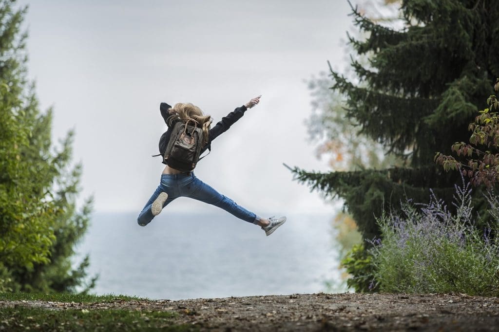 Abenteuer Coaching Mentoria Fraiu springt in der Natur in die Luft - Abenteuer Coaching Natur
