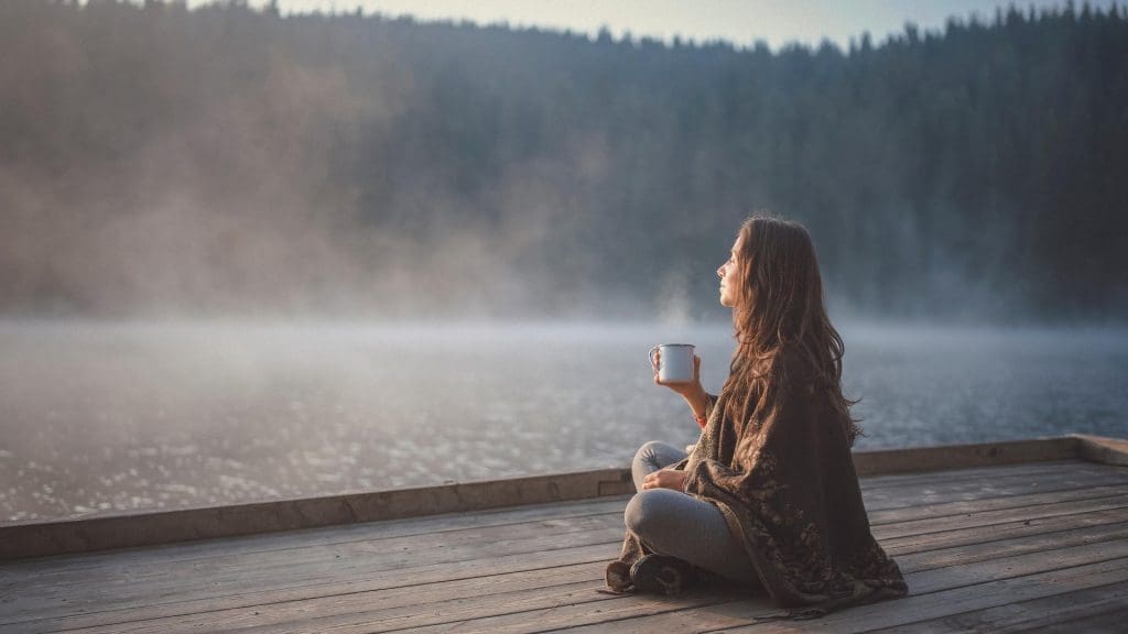 woman-7207493-1920 Frau trink eine Tasse Tee am See Ufer
